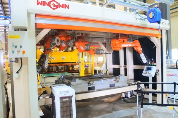 ABB三机器人水切割工作站（吊挂式）